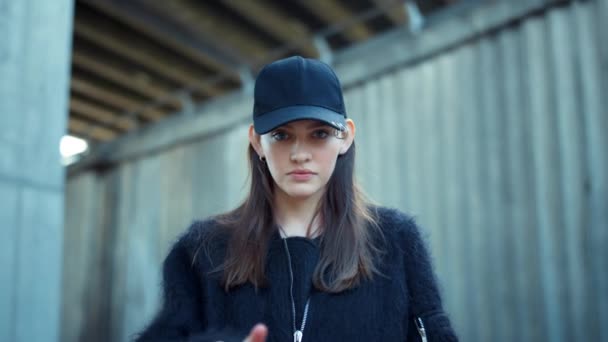 Ragazza mostrando segno v sulla strada della città. Moda donna mostrando v gesto all'aperto — Video Stock