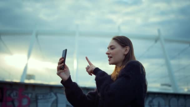 Menina fazendo auto vídeo no celular para blog. Menina chamada de vídeo no smartphone — Vídeo de Stock