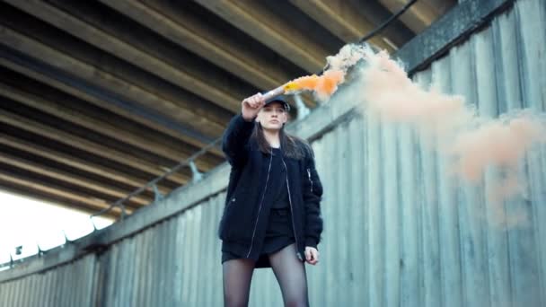 Menina segurando bomba de fumaça na rua. Protesto ativista com granada de fumaça colorida — Vídeo de Stock