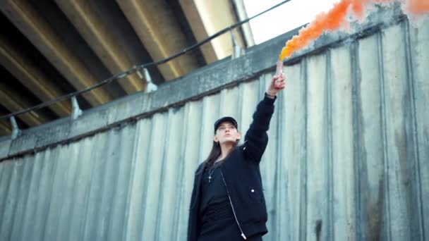 Flicka protesterar på gatan med rökbomb i handen. Kvinna som håller rökbloss — Stockvideo