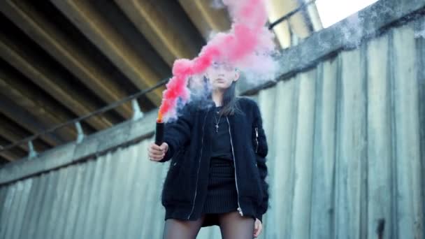 Mujer joven posando en la cámara con colorida bomba de humo. Chica protestando al aire libre — Vídeos de Stock