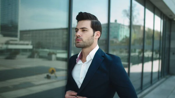Porträt Geschäftsmann im Anzug. Mann kontrolliert Zeit an Armbanduhr im Freien — Stockfoto