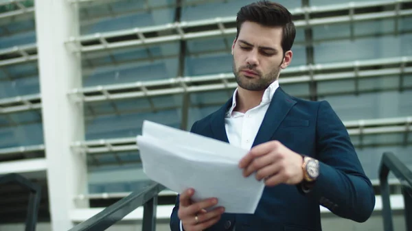 Portrait businessman reading documents. Businessman looking away at street — 스톡 사진