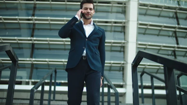 Un hombre de negocios bajando por la calle. Hombre usando el teléfono móvil al aire libre —  Fotos de Stock