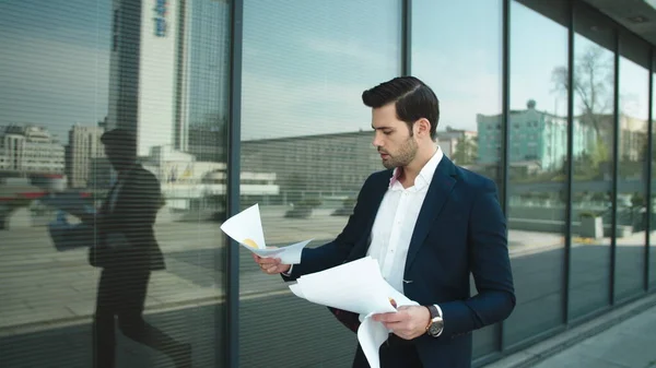 Closeup businessman studding documents. Business man throwing papers at street — 스톡 사진