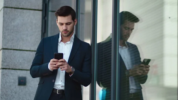 Closeup man standing with phone outside. Businessman using smartphone at street — Stock Photo, Image