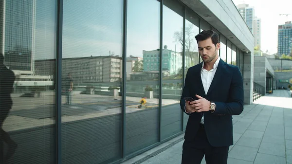 Closeup man arguing by phone. Businessman walking in slow motion at street — Stock Photo, Image