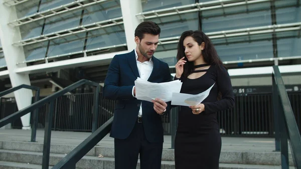 Closeup couple standing with papers. Couple analyzing documents outside — Stock Photo, Image