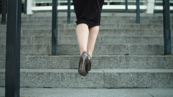 Acercamiento piernas de mujer no reconocidas subiendo. Pies femeninos caminando en zapatos —  Fotos de Stock