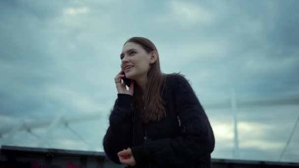 Chica recibiendo buenas noticias durante la llamada telefónica en la calle. Mujer hablando en smartphone — Vídeos de Stock