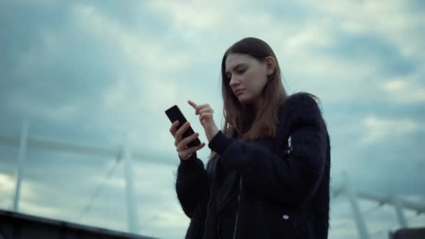 도시에서 스마트폰으로 인터넷을 검색하는 여성. 휴대 전화를 사용하는 소녀 — 비디오