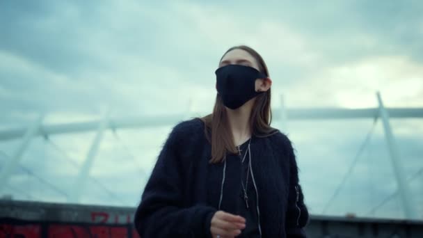 Chica con máscara protectora durante la protesta. Mujer quitándose la máscara de la cara — Vídeo de stock