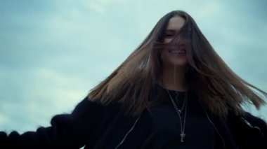 Kameraya barış işareti gösteren bir kız. V işareti gösteren neşeli bir kadın.