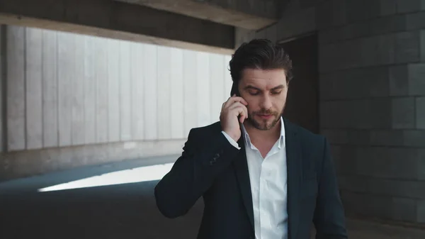 Geschäftsmann telefoniert auf der Straße mit dem Handy. Manager überprüft Zeit auf Armbanduhr — Stockfoto