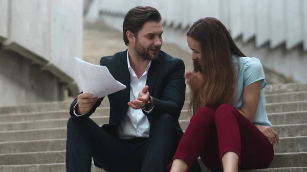 Uomini d'affari che gesticolano mani fuori. Coppia di business che analizza le statistiche — Foto Stock