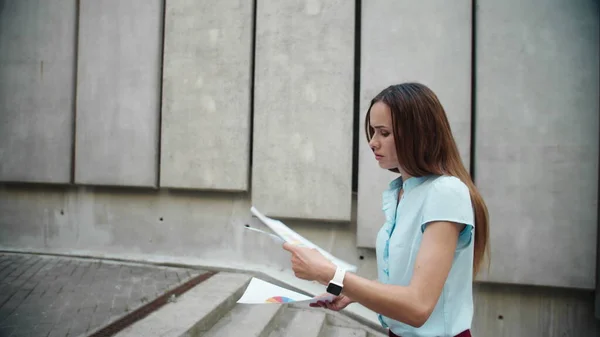 Forretningsdame som undersøker finansstatistikk utendørs. Kvinne på jobb – stockfoto