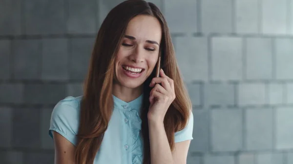 Mujer de negocios sonriente teniendo conversación en el teléfono inteligente al aire libre — Foto de Stock