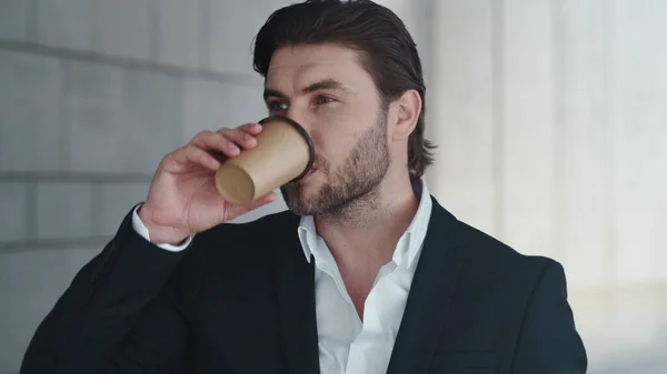 Geschäftsmann trinkt Kaffee zum Mitnehmen auf der Straße. Männlicher Unternehmer macht Pause — Stockfoto