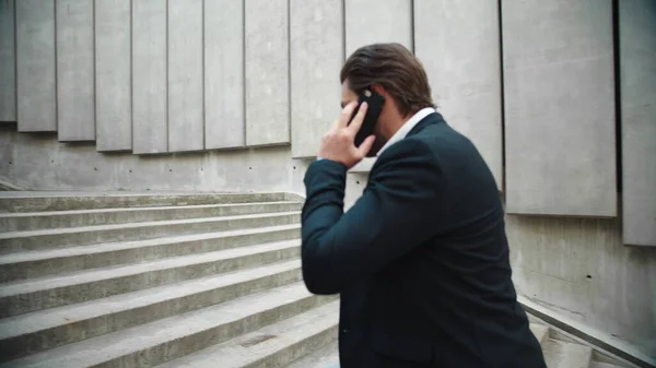 Geschäftsmann zu Fuß zur Arbeit in der Stadt. Männliche Berufstätige telefonieren mit dem Handy — Stockfoto