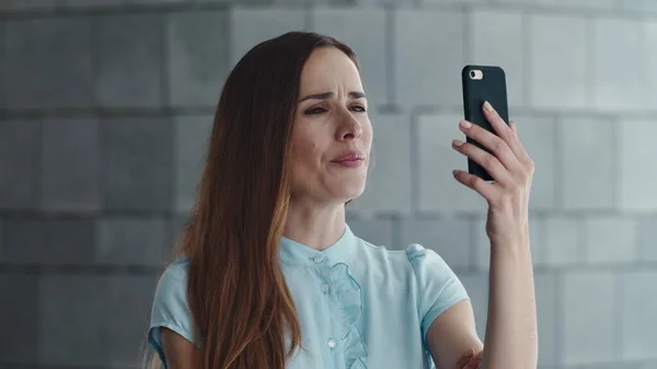 Mujer de negocios serio tener chat de vídeo en el teléfono inteligente en la calle de la ciudad — Foto de Stock