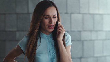 İş kadını sokakta akıllı telefondan konuşuyor. Cep telefonundan arayan kadın.