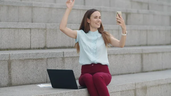 Geschäftsfrau Videochat auf dem Smartphone. Frau zeigt Klingeln an Handykamera — Stockfoto