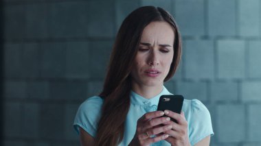 Sokaklarda akıllı telefon kullanan bir iş kadını. Kadın yönetici cep telefonundan mesaj atıyor