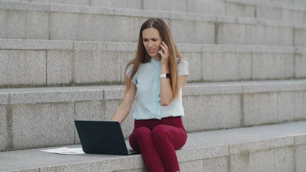 Geschäftsfrau, die auf der Straße mit dem Smartphone spricht. Frau benutzt Handy im Freien — Stockfoto