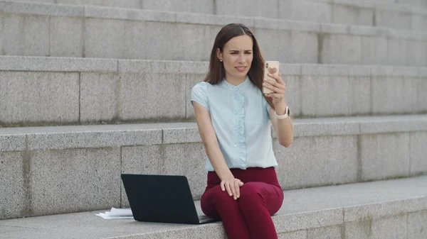 Geschäftsfrau beim Videochat auf dem Smartphone. Manager benutzt Telefon im Freien — Stockfoto