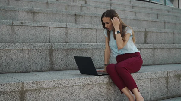 Selbstbewusste Geschäftsfrau macht Telefonkonferenz per Laptop — Stockfoto