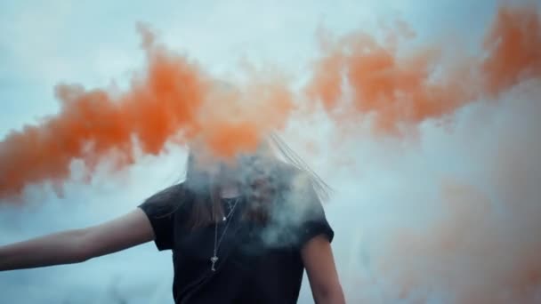 Mädchen winkt mit Rauchbombe auf der Straße. Frau posiert vor Kamera — Stockvideo