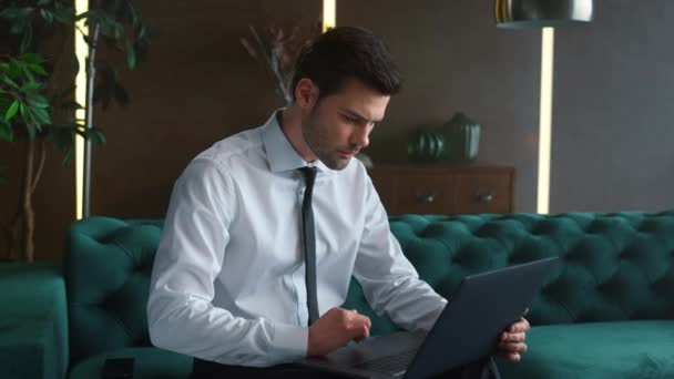 Businessman working on laptop indoors. Male manager pointing at chart on screen — Stock Video