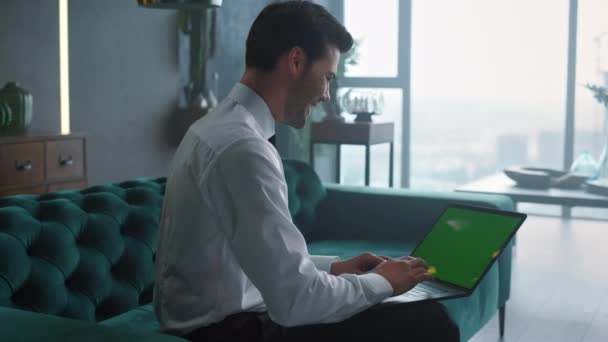 Biznesmen ma rozmowę wideo na laptopie. Przedsiębiorca macha ręką przed kamerą — Wideo stockowe