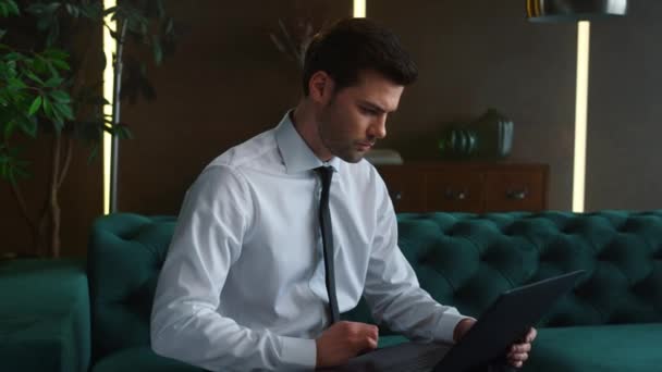 Επιχειρηματίας κοιτάζοντας γραφήματα στην οθόνη στο γραφείο. Επαγγελματική χρήση σε laptop — Αρχείο Βίντεο