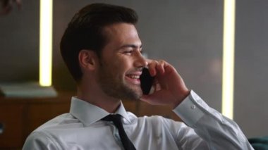 Uzak bir iş yerinde cep telefonuyla konuşan mutlu iş adamının portresi