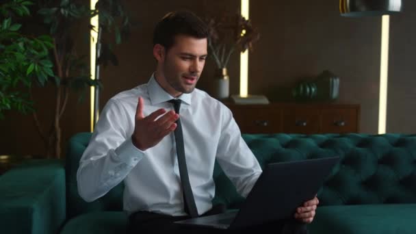 İş adamı merkez ofiste yeşil ekranlı bir bilgisayarla görüntülü konuşma yapıyor. — Stok video