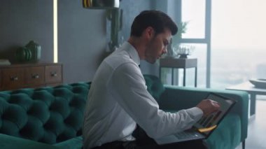 İş adamı bilgisayardaki iş grafiklerini analiz ediyor. Dizüstü bilgisayar kullanan işçiler