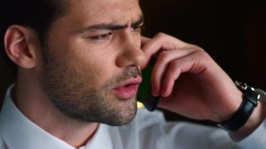 İş adamı akıllı telefondan konuşuyor. İçerideki cep telefonundan profesyonel bir çağrı.