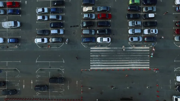 Το drone βιντεοσκοπεί ανθρώπους να κινούνται με καροτσάκια. Πουλιά με θέα αυτοκίνητο αφήνοντας χώρο στάθμευσης — Φωτογραφία Αρχείου