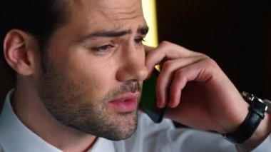 İş adamı akıllı telefondan konuşuyor. Girişimci cep telefonuyla konuşuyor
