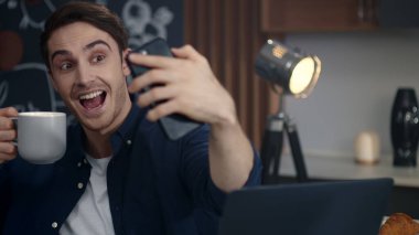 Gülümseyen adam ev telefonunda selfie çekiyor. Surat asan adam