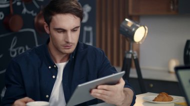 Ofiste tablet bilgisayar kullanan odaklanmış iş adamının portresi.