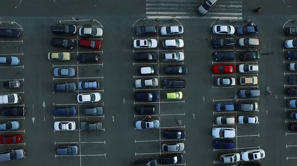 Κηφήνας πλάνα αυτοκίνητα κινείται στο πάρκινγκ. Copter view άνθρωποι που αφήνουν το αυτοκίνητο στο πάρκινγκ — Φωτογραφία Αρχείου