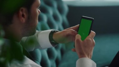 Uzaktan kumandalı iş yerinde akıllı telefon kullanan iş adamı elleri. Cep telefonunda mesajlaşan adam