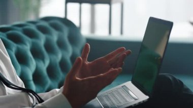 İş adamı laptopta görüntülü konuşma yapıyor. Profesyonel jest yapan eller kameraya.