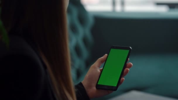Weibliche Hände mit Mobiltelefon mit grünem Bildschirm. Weibliche Hände mit Telefon — Stockvideo