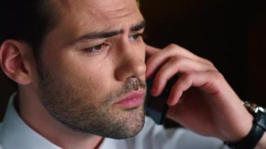İş adamı suratı akıllı telefondan konuşuyor. Girişimci telefon görüşmesi yapıyor