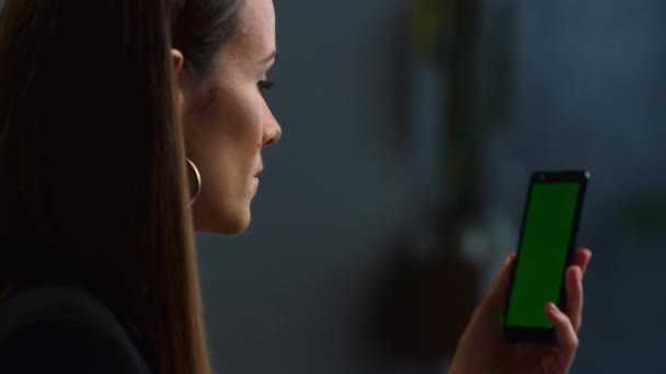 소외 된 직장에서 비디오 통화를 위해 핸드폰을 사용하는 기업 여성 — 비디오