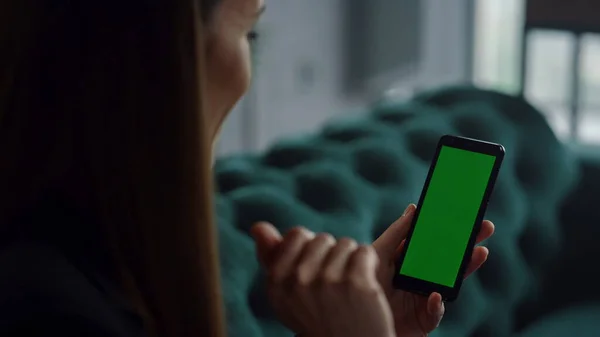 Businesswoman waving hand at green screen phone in office. — Stock Photo, Image