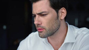 Ofiste çalışan bir iş adamı yüzü. Adam şaşırmış yüz ifadesi yapıyor